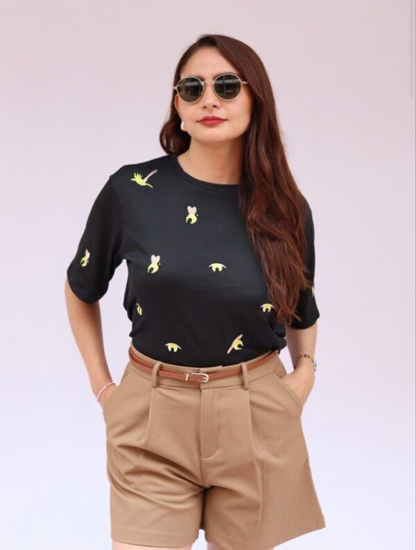 Camiseta de abejitas negra