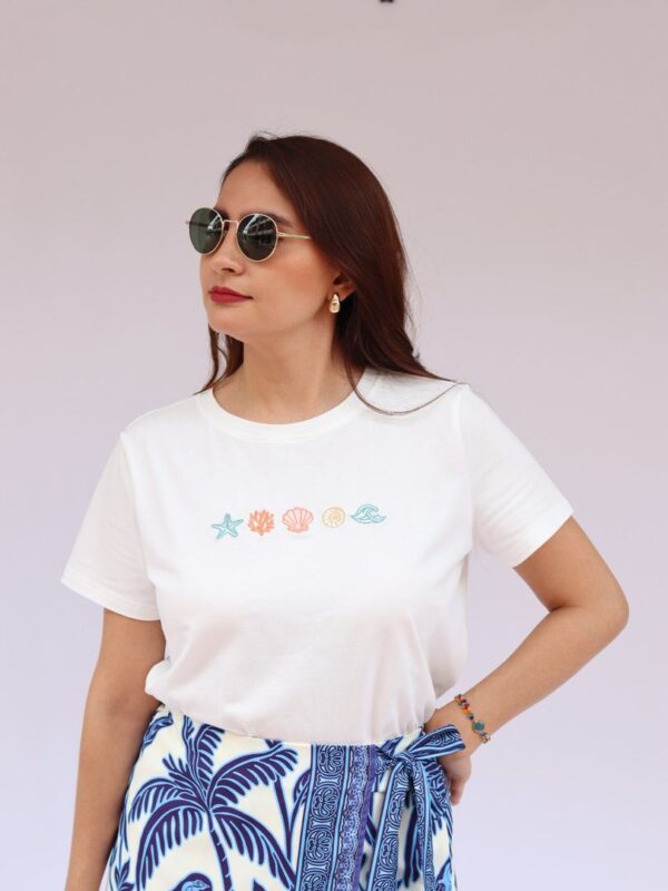 Camiseta blanca con bordados marinos