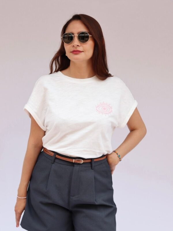 Camiseta blanca ojo bordado rosa